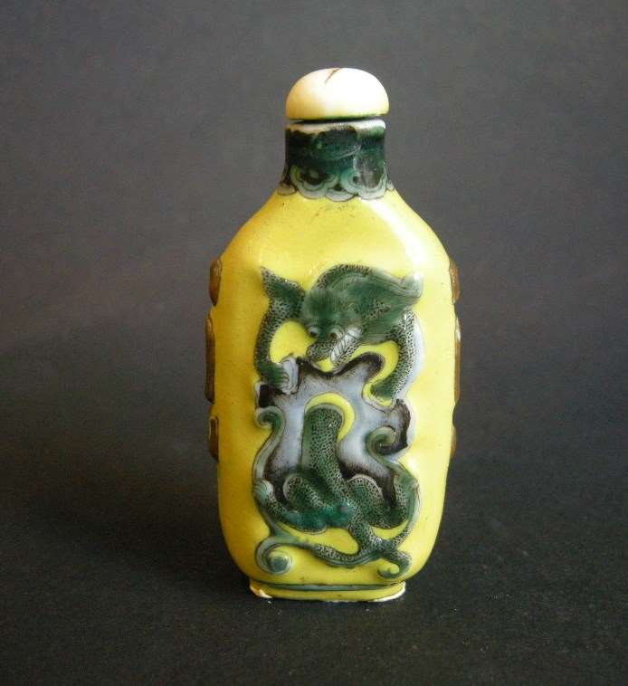 Porcelain snuff bottle influenced by Overlay glass bottle decorated with dragons on yellow ground - Guanxu period